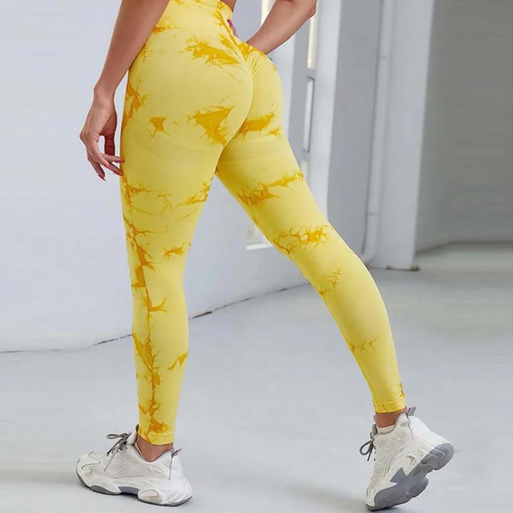 Toute une collection de vêtements de sport pour femme.